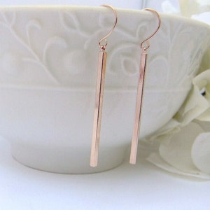 Fines boucles d'oreilles minimalistes en or rose - Boucles d'oreilles barre fines en or rose - Boucles d'oreilles pendantes barre simples - Boucles d'oreilles barre en or rose - Cadeau pour elle