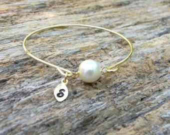 Pearl Bangle Bracelet / Pearl Monogrammed Bracelet / Pearl Initial Bangle / June Birthstone Bracelet / Bridesmaid Bracelet / Bridesmaid Gift