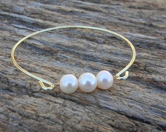 Pearl Bangle Bracelet / Three Pearl Bangle / Gold Bangle Bracelet / Pearl Bridesmaid Bracelet / Wedding Jewelry / Bridesmaid Gift / Gift