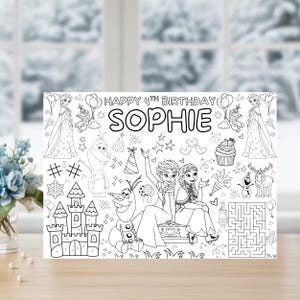 Pode incluir: P&aacute;gina para colorir em preto e branco com o texto "HAPPY 4TH BIRTHDAY SOPHIE". A p&aacute;gina apresenta ilustra&ccedil;&otilde;es de personagens, um castelo, um labirinto e outros elementos decorativos. Perfeito para uma atividade de anivers&aacute;rio.