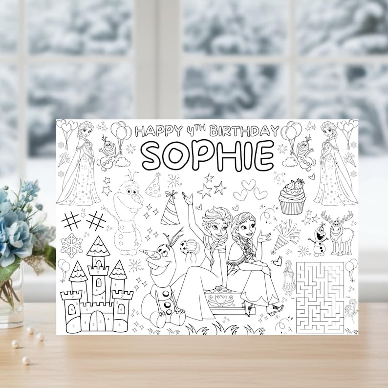 Pode incluir: P&aacute;gina para colorir em preto e branco com o texto "HAPPY 4TH BIRTHDAY SOPHIE". A p&aacute;gina apresenta ilustra&ccedil;&otilde;es de personagens, um castelo, um labirinto e outros elementos decorativos. Perfeito para uma atividade de anivers&aacute;rio.