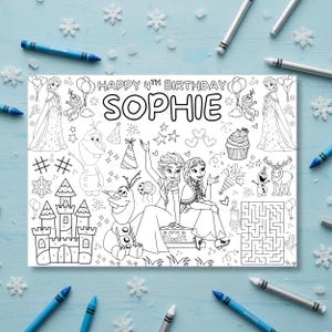 Pode incluir: Uma p&aacute;gina para colorir em preto e branco com o texto "HAPPY 4TH BIRTHDAY SOPHIE". A p&aacute;gina apresenta ilustra&ccedil;&otilde;es de personagens, um castelo, um labirinto e outros elementos festivos. Os l&aacute;pis de cor est&atilde;o espalhados pela p&aacute;gina.