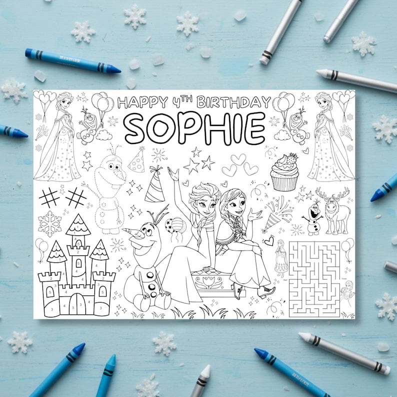 Pode incluir: Uma p&aacute;gina para colorir em preto e branco com o texto "HAPPY 4TH BIRTHDAY SOPHIE". A p&aacute;gina apresenta ilustra&ccedil;&otilde;es de personagens, um castelo, um labirinto e outros elementos festivos. Os l&aacute;pis de cor est&atilde;o espalhados pela p&aacute;gina.