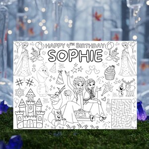 Pode incluir: P&aacute;gina para colorir em preto e branco com personagens do filme Frozen, incluindo Elsa, Anna e Olaf. O texto diz "HAPPY 4TH BIRTHDAY SOPHIE". Inclui um castelo, bal&otilde;es e outras ilustra&ccedil;&otilde;es de anivers&aacute;rio.