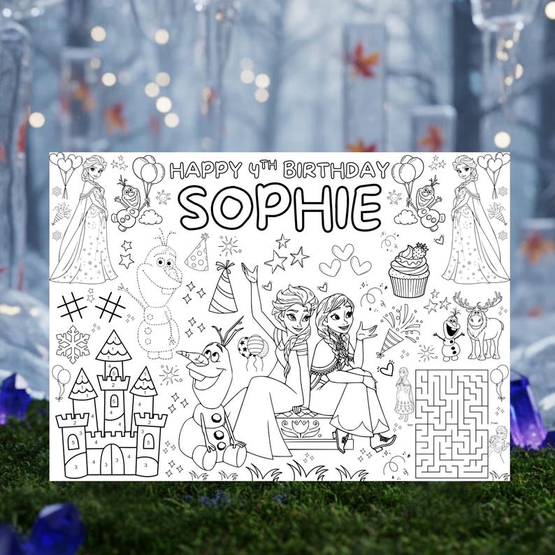 Pode incluir: P&aacute;gina para colorir em preto e branco com personagens do filme Frozen, incluindo Elsa, Anna e Olaf. O texto diz "HAPPY 4TH BIRTHDAY SOPHIE". Inclui um castelo, bal&otilde;es e outras ilustra&ccedil;&otilde;es de anivers&aacute;rio.