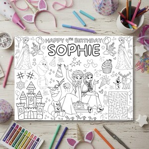 Pode incluir: Um placemat para colorir em preto e branco com o texto "HAPPY 4TH BIRTHDAY SOPHIE". O placemat apresenta ilustra&ccedil;&otilde;es de personagens e elementos do filme Frozen, incluindo Elsa, Anna, Olaf e um castelo. L&aacute;pis de cor e marcadores s&atilde;o vis&iacute;veis.
