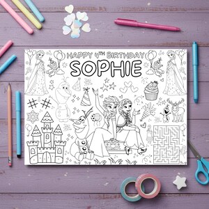 Pode incluir: Uma p&aacute;gina para colorir em preto e branco com o texto "HAPPY 4TH BIRTHDAY SOPHIE". A p&aacute;gina apresenta ilustra&ccedil;&otilde;es de personagens do filme Frozen, incluindo Elsa, Anna e Olaf, juntamente com outros elementos tem&aacute;ticos de anivers&aacute;rio.