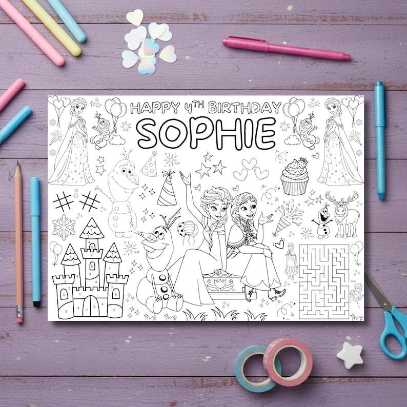 Pode incluir: Uma p&aacute;gina para colorir em preto e branco com o texto "HAPPY 4TH BIRTHDAY SOPHIE". A p&aacute;gina apresenta ilustra&ccedil;&otilde;es de personagens do filme Frozen, incluindo Elsa, Anna e Olaf, juntamente com outros elementos tem&aacute;ticos de anivers&aacute;rio.