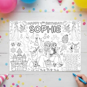 Pode incluir: Um placemat para colorir em preto e branco com o texto "HAPPY 4TH BIRTHDAY SOPHIE". O placemat apresenta ilustra&ccedil;&otilde;es de personagens, um castelo, um labirinto e outros elementos com tema de anivers&aacute;rio.
