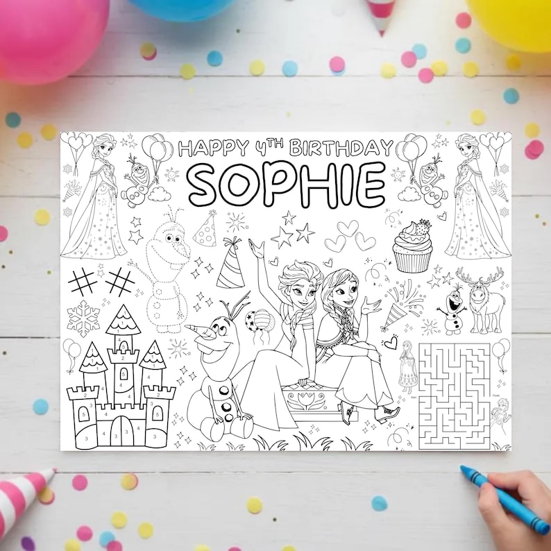 Pode incluir: Um placemat para colorir em preto e branco com o texto "HAPPY 4TH BIRTHDAY SOPHIE". O placemat apresenta ilustra&ccedil;&otilde;es de personagens, um castelo, um labirinto e outros elementos com tema de anivers&aacute;rio.
