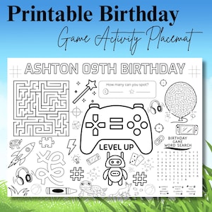 Könnte beinhalten: Schwarz-weiß bedruckbare Geburtstags-Spiel-Aktivitäts-Tischdecke. Enthält ein Labyrinth, einen Controller, eine Wortsuche und andere Illustrationen zum Thema Spiel. Enthält den Text "ASHTON 09TH BIRTHDAY" und "LEVEL UP".