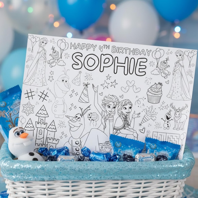 Pode incluir: Uma cesta de vime branca cheia de doces embrulhados em azul, uma pequena figura de Olaf e uma p&aacute;gina para colorir. A p&aacute;gina para colorir diz "HAPPY 4TH BIRTHDAY SOPHIE" e apresenta desenhos de personagens do filme Frozen.