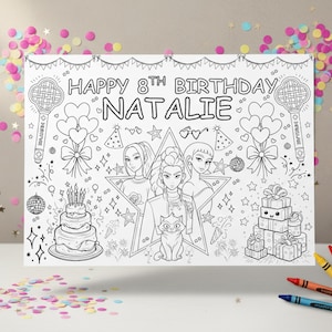 Könnte beinhalten: Eine Schwarz-Weiß-Malvorlage mit dem Text "HAPPY 8TH BIRTHDAY NATALIE". Die Seite zeigt Illustrationen einer Geburtstagstorte, Geschenken, Luftballons und einer Gruppe stilisierter Figuren in einem Stern sowie eine Katze.