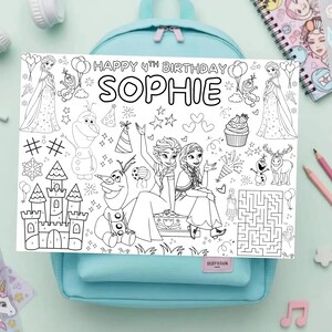 Pode incluir: Uma p&aacute;gina para colorir em preto e branco com o texto "HAPPY 4TH BIRTHDAY SOPHIE" e ilustra&ccedil;&otilde;es de personagens do filme Frozen, incluindo Elsa, Anna e Olaf. A p&aacute;gina tamb&eacute;m apresenta um labirinto, um castelo e cupcakes.