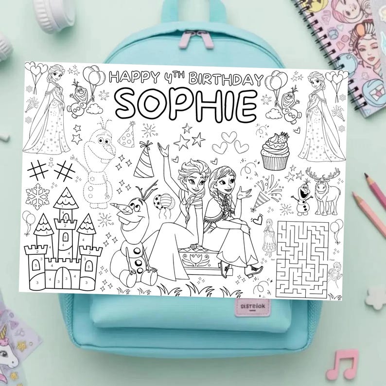 Pode incluir: Uma p&aacute;gina para colorir em preto e branco com o texto "HAPPY 4TH BIRTHDAY SOPHIE" e ilustra&ccedil;&otilde;es de personagens do filme Frozen, incluindo Elsa, Anna e Olaf. A p&aacute;gina tamb&eacute;m apresenta um labirinto, um castelo e cupcakes.