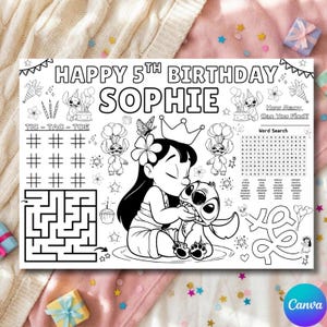 Op de afbeelding: Zwart-wit kleurplaat met de tekst "HAPPY 5TH BIRTHDAY SOPHIE". Voorzien van Lilo en Stitch-personages, een doolhof, boter-kaas-en-eieren en een woordzoeker. Inclusief decoratieve elementen zoals sterren, ballonnen en een taart.