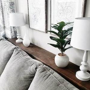 Träbord bakom soffan med eluttag och USB-portar, smalt konsolbord för soffa, rustikt bord över soffan, hylla bakom soffan med laddningsfunktion