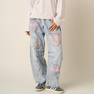Jeans a gamba larga con toppa a cuore a quadri / Jeans da donna a gamba larga / Jeans boho lavaggio chiaro / Jeans larghi estetici / Pantaloni con dettaglio a cuore