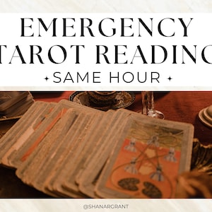 Könnte beinhalten: Das Bild zeigt ein auf einem Tisch ausgebreitetes Tarotkartenset. Die Karten haben farbenfrohe Illustrationen. Der Text oben lautet "EMERGENCY TAROT READING" und "SAME HOUR". Der Hintergrund umfasst einen dekorativen Teller und einen Kerzenhalter.
