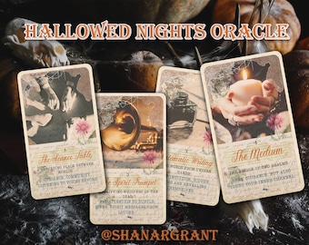 Pode incluir: Baralho de cartas Oracle Hallowed Nights com quatro cartas com ilustrações e texto em estilo vintage. As cartas incluem imagens de mãos, uma vela, uma trombeta e um tinteiro. O baralho tem como tema a espiritualidade e a adivinhação.