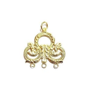 Könnte beinhalten: Goldfarbener Anhänger mit einem verzierten Design. Der Anhänger hat ein zentrales kreisförmiges Element mit dekorativen Verzierungen und drei kleinere Schlaufen unten. Das Design umfasst stilisierte Blumen- und Schriftrollenmotive.