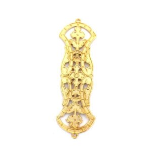Könnte beinhalten: Goldfarbene, verzierte Zierapplikation mit symmetrischem Design. Das filigrane Stück weist geschwungene Muster und florale Motive auf, ideal zum Verschönern von Möbeln oder Bastelprojekten. Die Applikation ist ca. 13 cm lang.