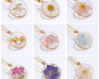 Vintage Style Dried Flower Resin Necklace: Golden Flower Pendant
