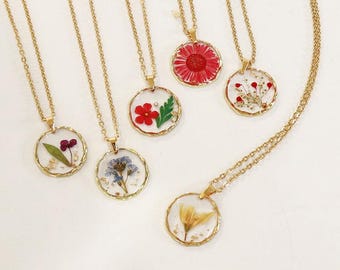 Vintage Style Dried Flower Resin Necklace: Golden Flower Pendant