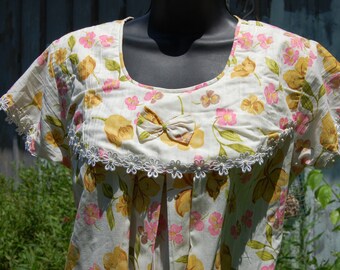 1960s 60s Vintage Pastel Lime Mint Green Short Sleeve Sleeved Tent Tented Maternity Blouse w Yellow Lace Trim and Button-Up Back Medium M