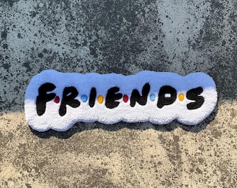 Ręcznie robiony dywan „Przyjaciele”: wystrój inspirowany popkulturą z lat 90.