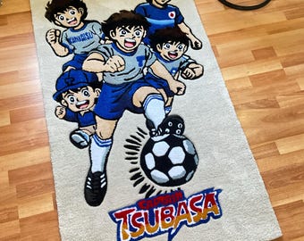 Dywan pikowany inspirowany Kapitanem Tsubasą | Ręcznie robiony dywanik anime | Dywan z motywem fana piłki nożnej | Dekoracja pokoju Otaku | Sztuka pikowania na zamówienie