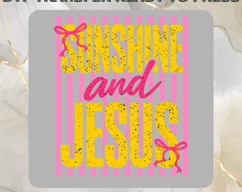 Puede incluir: Un diseño cuadrado gris con las palabras "SUNSHINE and JESUS" en amarillo y rosa. El texto está sobre un fondo de rayas verticales rosas. Las palabras están en una fuente desgastada, con lazos rosas en la parte superior e inferior.