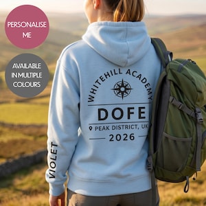 Könnte beinhalten: Hellblauer Hoodie mit dem Text "WHITEHILL ACADEMY" und "DOFE" auf dem Rücken. Der Hoodie hat auch den Text "PEAK DISTRICT, UK - 2026". Auf der rechten Seite ist ein grüner Rucksack zu sehen. Der Ärmel hat das Wort "VIOLET".