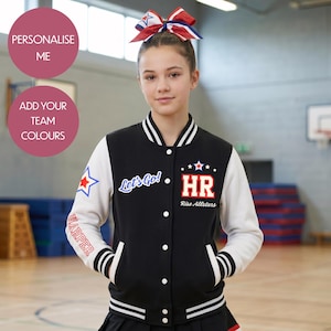 Pode incluir: Uma jaqueta universitária preta e branca com um laço de cabelo vermelho, branco e azul. A jaqueta exibe os textos "Let's Go!", "HR", "Rise Allstars" e "HARPER" com gráficos de estrelas. Possui fecho de botões de pressão e punhos listrados.