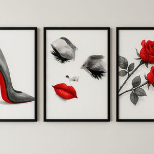 Könnte beinhalten: Set aus drei gerahmten Kunstdrucken. Ein Druck zeigt einen grauen High-Heel-Schuh mit roter Sohle. Ein weiterer zeigt ein Frauengesicht mit roten Lippen. Der dritte zeigt zwei rote Rosen.