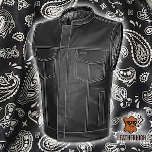 Könnte beinhalten: Schwarze Lederweste mit weißen Nähten, Stehkragen und mehreren Taschen. Die Weste hat ein Paisley-Musterfutter und das Leatherhigh-Logo in der unteren rechten Ecke.