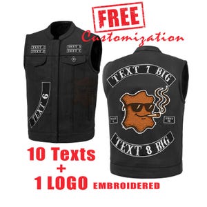 Może przedstawiać: Czarna skórzana kamizelka z wieloma naszywkami z tekstem i brązowym logo z tyłu. Kamizelka ma klasyczny krój z kołnierzem i kieszeniami. Obraz zawiera tekst "FREE Customization" i "10 Texts + 1 LOGO HAFTOWANE".