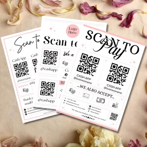 Può includere: Tre carte di pagamento rosa e bianche con codici QR e la scritta "Scan to Pay". Le carte includono la scritta "Cash App" e i nomi utente dei social media. Sono visibili anche accenti floreali e un logo.