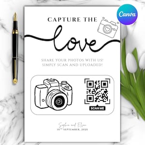 Puede incluir: Una invitación de boda en blanco y negro con las palabras "CAPTURE THE love" en escritura cursiva. Presenta una ilustración de cámara, un código QR y el texto "SHARE YOUR PHOTOS WITH US! SIMPLY SCAN AND UPLOADED!" con los nombres "Sophia and Elson" y la fecha "10TH SEPTEMBER, 2025".
