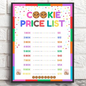 Pode incluir: Uma placa retangular com fundo branco, borda colorida e padrão de confete. O texto diz COOKIE PRICE LIST com dois biscoitos de desenho animado. Lista preços de 1 caixa por $6 até 10 caixas por $70, com duas ilustrações de potes de biscoitos.