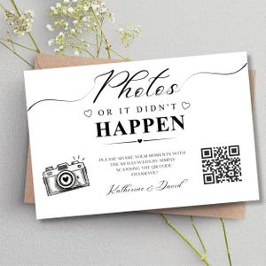 Könnte beinhalten: Ein weißes rechteckiges Schild mit schwarzem Text Photos OR IT DIDN'T HAPPEN, einer Strichzeichnung einer Kamera, einem QR-Code und den Namen Katherine & David. Der Text lädt dazu ein, Momente durch Scannen des QR-Codes zu teilen.