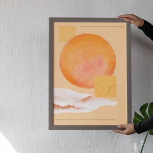 Könnte beinhalten: Abstrakter Kunstdruck mit einer großen orangefarbenen Aquarellsonne, zwei gelben Quadraten und einer weißen wolkenartigen Form auf beigem Hintergrund. Das Kunstwerk ist in einem grauen rechteckigen Rahmen gerahmt.
