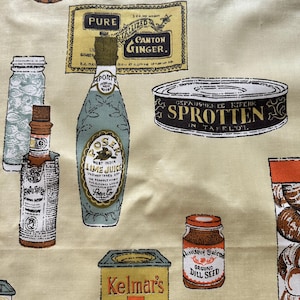 Puede incluir: Una tela de color crema con ilustraciones vintage de alimentos y bebidas. El diseño incluye etiquetas para Canton Ginger, West India Lime Juice y Anseny Spiced Dill Seed. Otros elementos incluyen una botella, frascos y una lata de Sprotten.