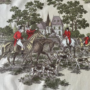 Può includere: Tessuto color crema con una scena dettagliata di caccia alla volpe in stile toile de Jouy. Cavalieri con cappotti rossi e cappelli a cilindro a cavallo sono raffigurati con cani, alberi e una casa padronale sullo sfondo. Il tessuto ha un'estetica vintage.