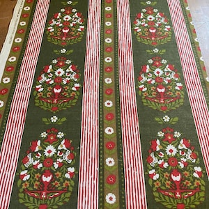 Könnte beinhalten: Grüner Stoff mit einem sich wiederholenden Blumenmuster in Rot, Weiß und Grün. Vertikale Streifen wechseln sich in Rot und Weiß ab, mit einer Reihe roter und weißer floraler Akzente.