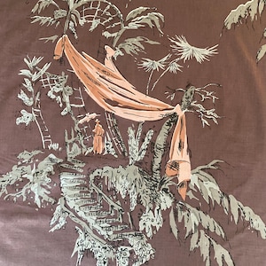 Könnte beinhalten: Ein Stoff mit einem tropischen Szenenmuster. Die Illustration zeigt Palmen, eine Treppe und eine Figur in einem pfirsichfarbenen Kleidungsstück. Der Hintergrund ist in einem gedämpften Braunton gehalten, und das Design ist in Grau-, Pfirsich- und Weißtönen gehalten.