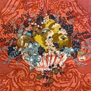 Könnte beinhalten: Vintage-Illustration mit einem Korb voller Früchte, darunter Trauben und Äpfel, in Grün-, Blau- und Brauntönen. Der Korb steht vor einem korallenfarbenen Hintergrund mit einem sich wiederholenden Muster aus stilisierten Vögeln und floralen Motiven.