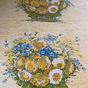 Könnte beinhalten: Ein Vintage-Blumenstoff mit zwei großen Sträußen aus gelben, weißen und blauen Blumen in geflochtenen Körben. Der Hintergrund ist ein helles Gelb mit einem strukturierten Muster. Das Blumendesign ist ein sich wiederholendes Muster.