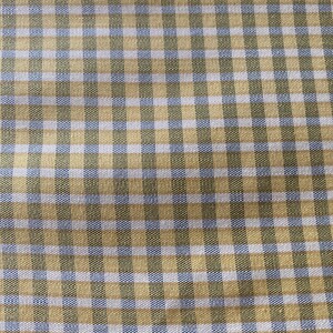 Pode incluir: Close-up de um tecido com padrão xadrez vichy. O tecido apresenta uma grade de pequenos quadrados em amarelo, azul e branco. O padrão é uniforme, criando uma aparência texturizada, ideal para roupas ou têxteis domésticos.