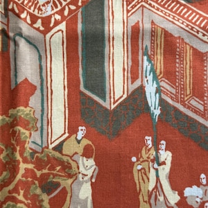 Könnte beinhalten: Ein Stoff mit einem sich wiederholenden Muster einer stilisierten asiatischen Szene. Das Design zeigt Gebäude mit roten Dächern und weißen Säulen, Figuren in fließenden Gewändern und eine Fahne. Die Farbpalette umfasst Rot, Weiß, Grün und Beige.